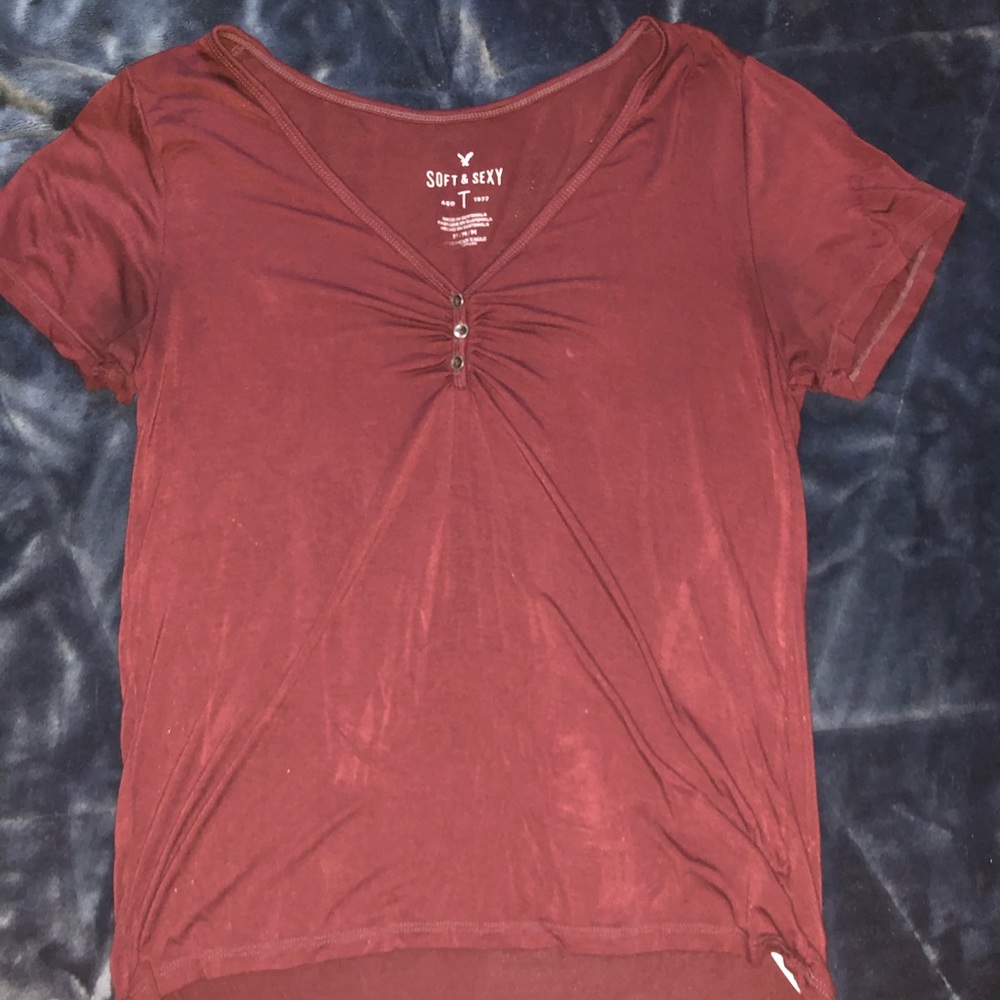 American Eagle maroon shirt